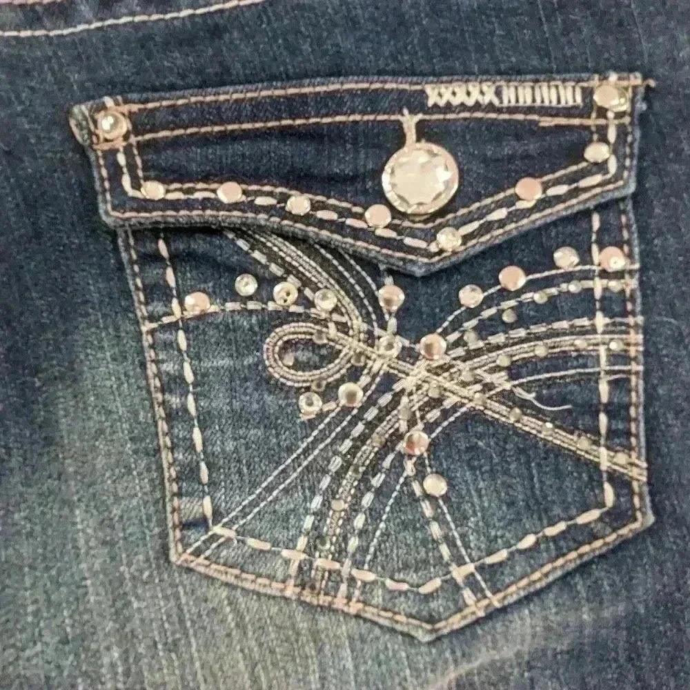 Thrill Women's Size 15 NWT Distressed Stud Back pocket Straight Leg Jeans - Picture 3 of 16
